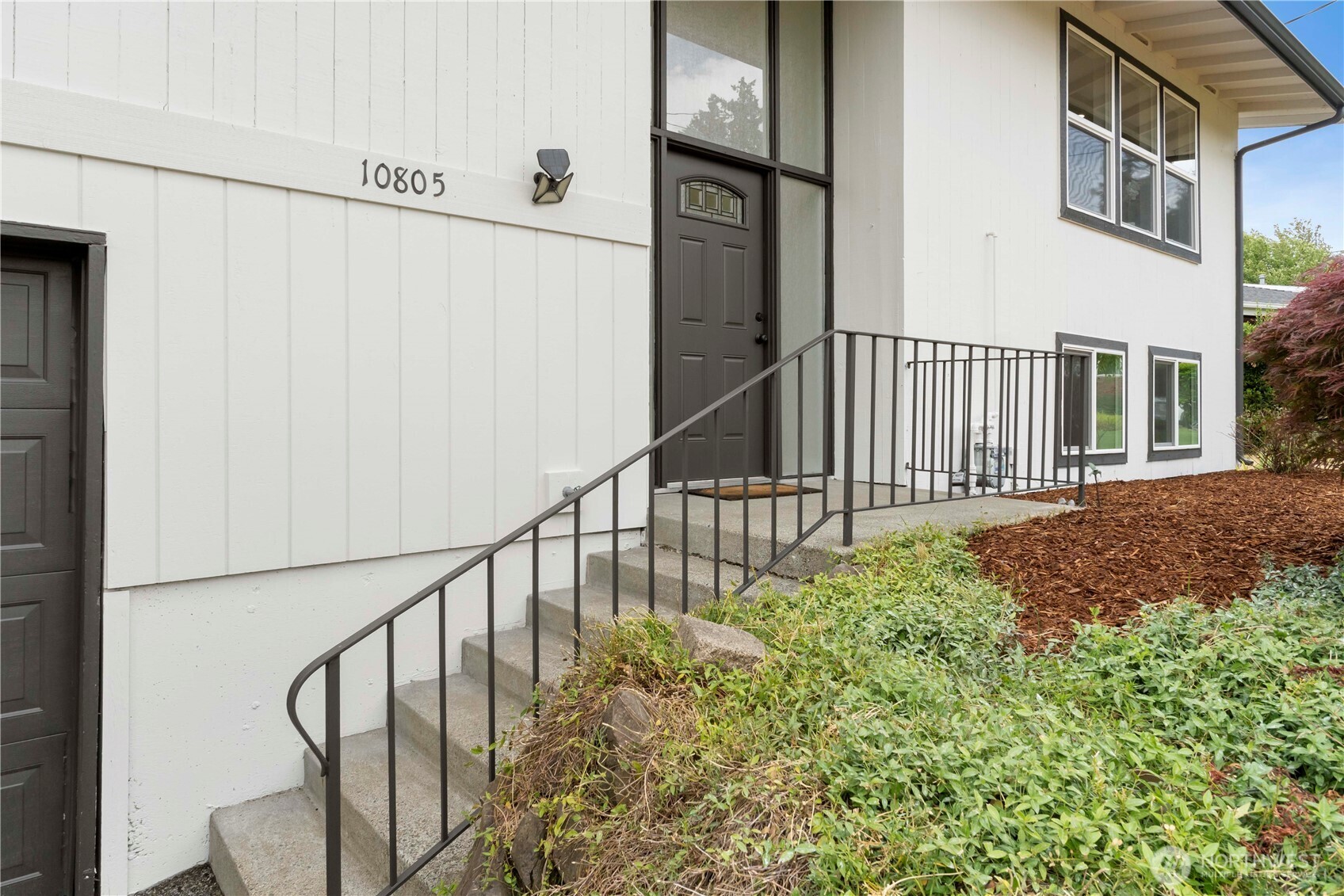 10805 105 Street Property Photo 4
