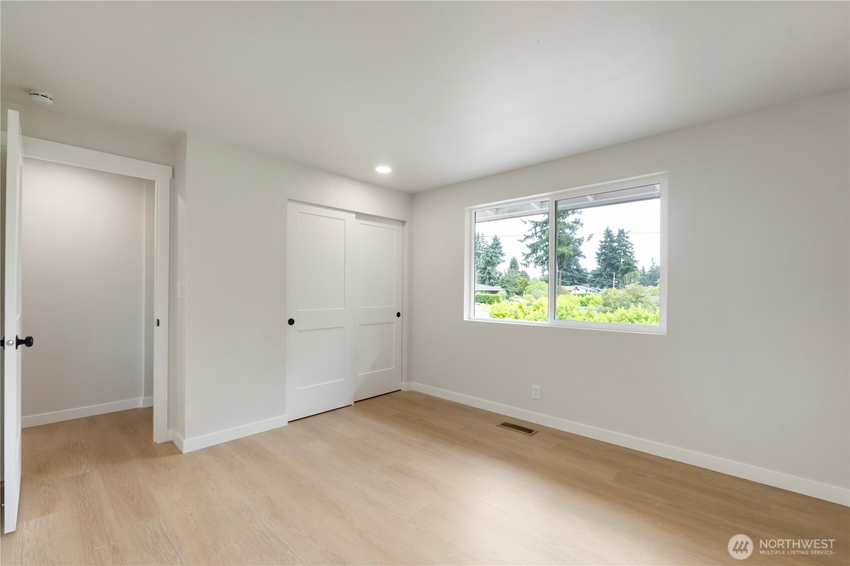 10805 105 Street Property Photo 14
