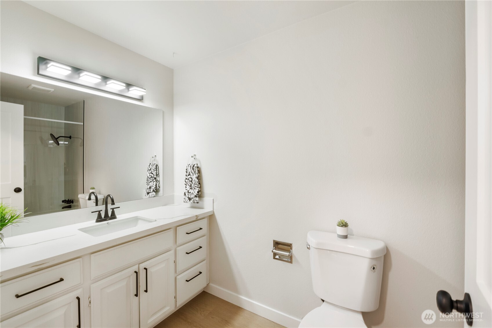 10805 105 Street Property Photo 16