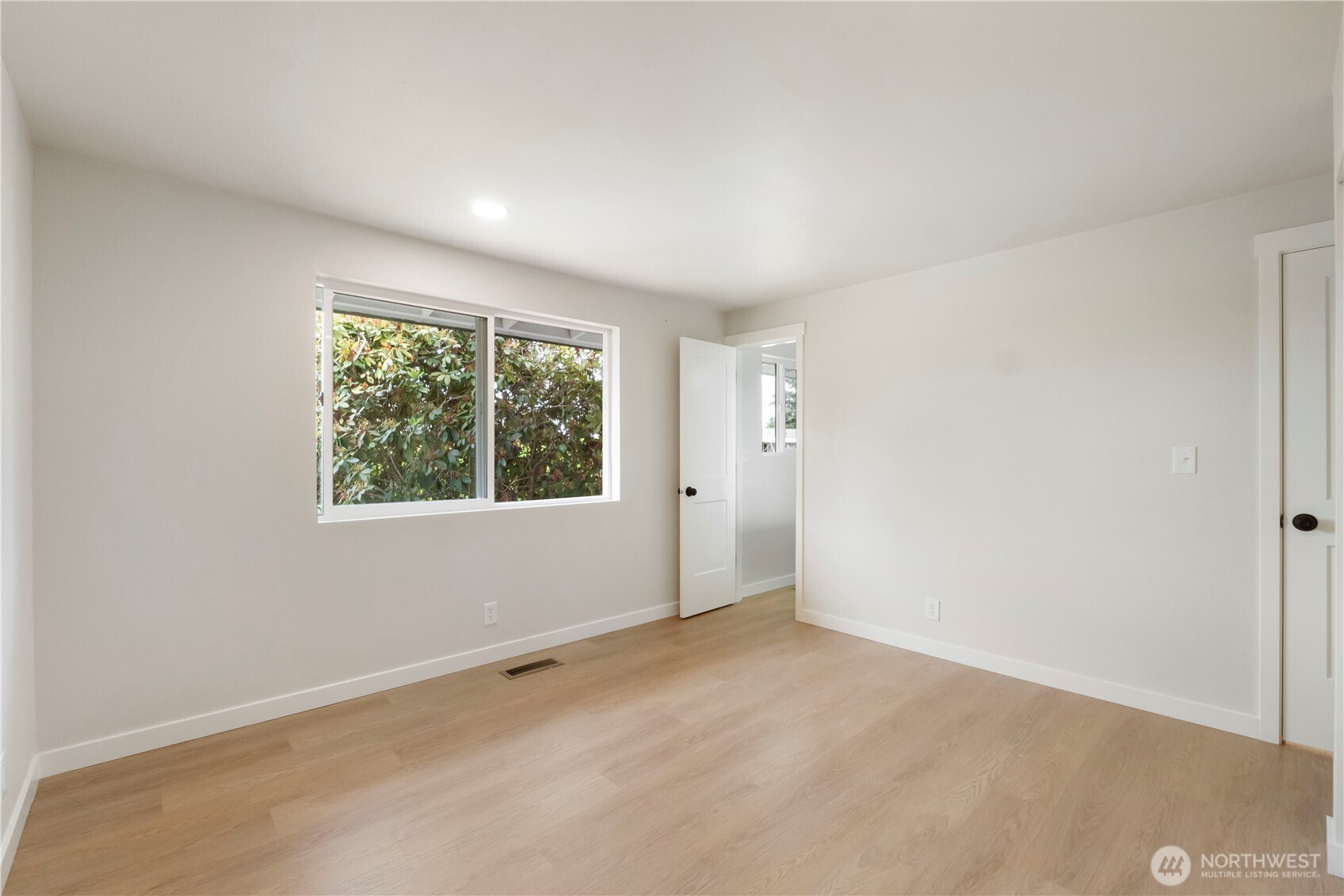 10805 105 Street Property Photo 18