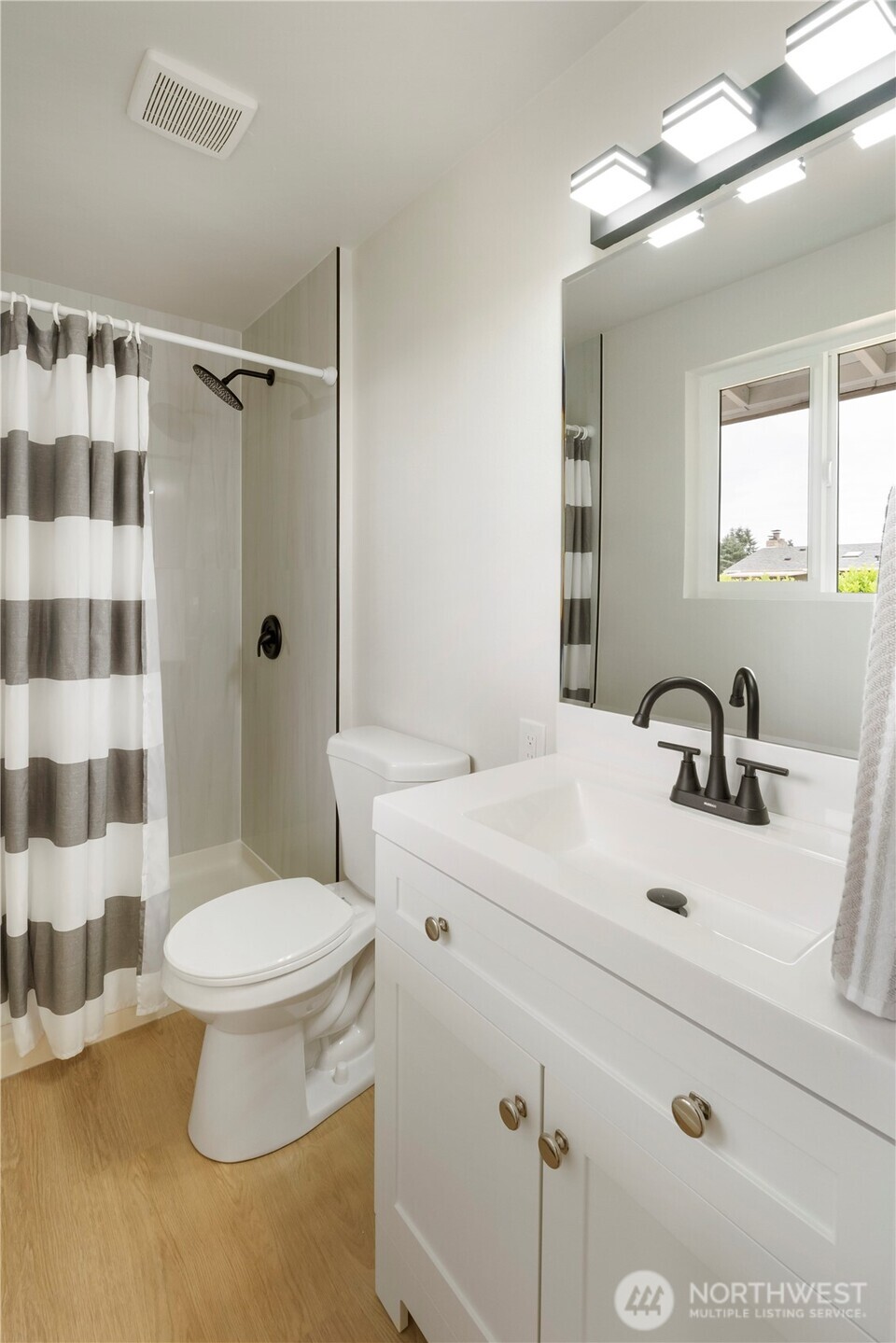 10805 105 Street Property Photo 19
