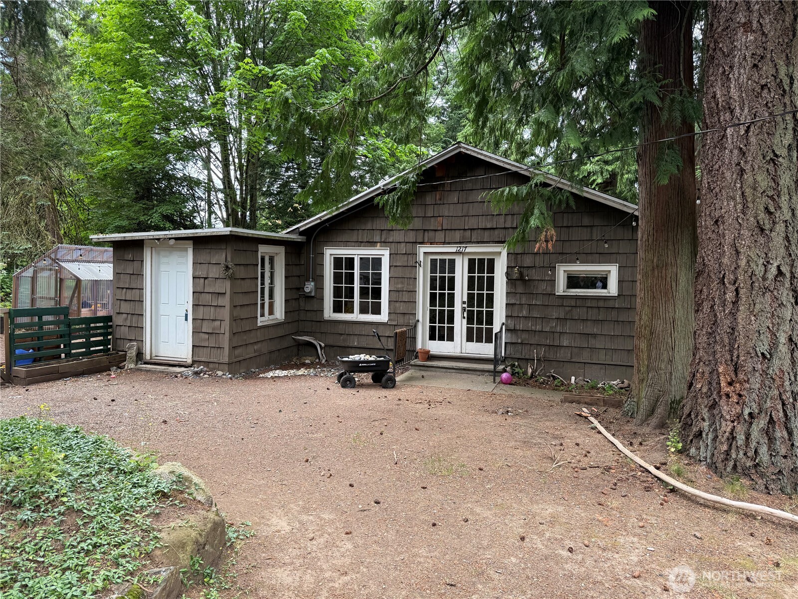 1217 Geneva Street Property Photo 1