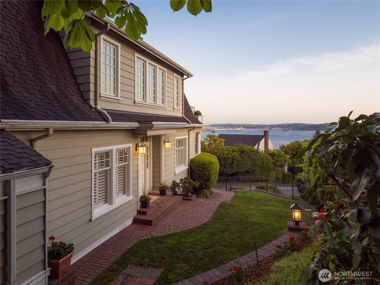 526 W Kinnear Place Property Photo 1