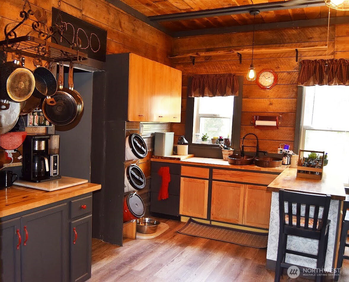 621 S Erdman Property Photo 4