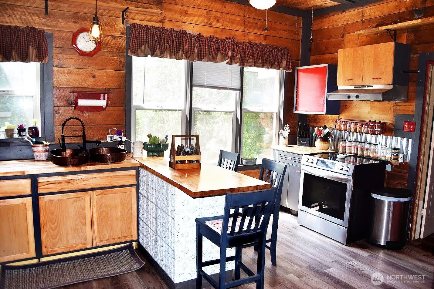 621 S Erdman Property Photo 5