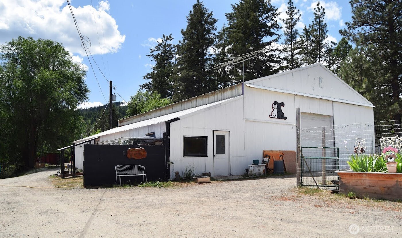 621 S Erdman Property Photo 22