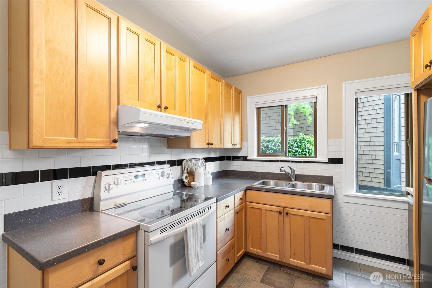 2016 Broadway B Property Photo 16