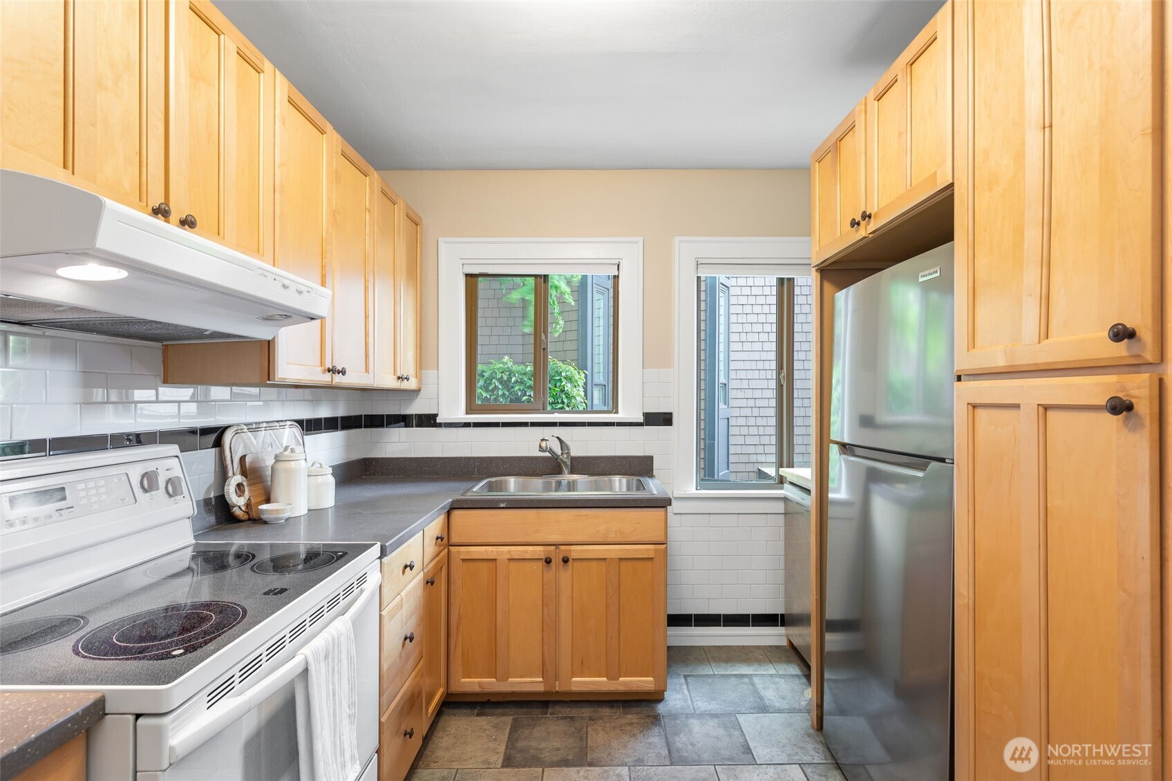 2016 Broadway B Property Photo 18