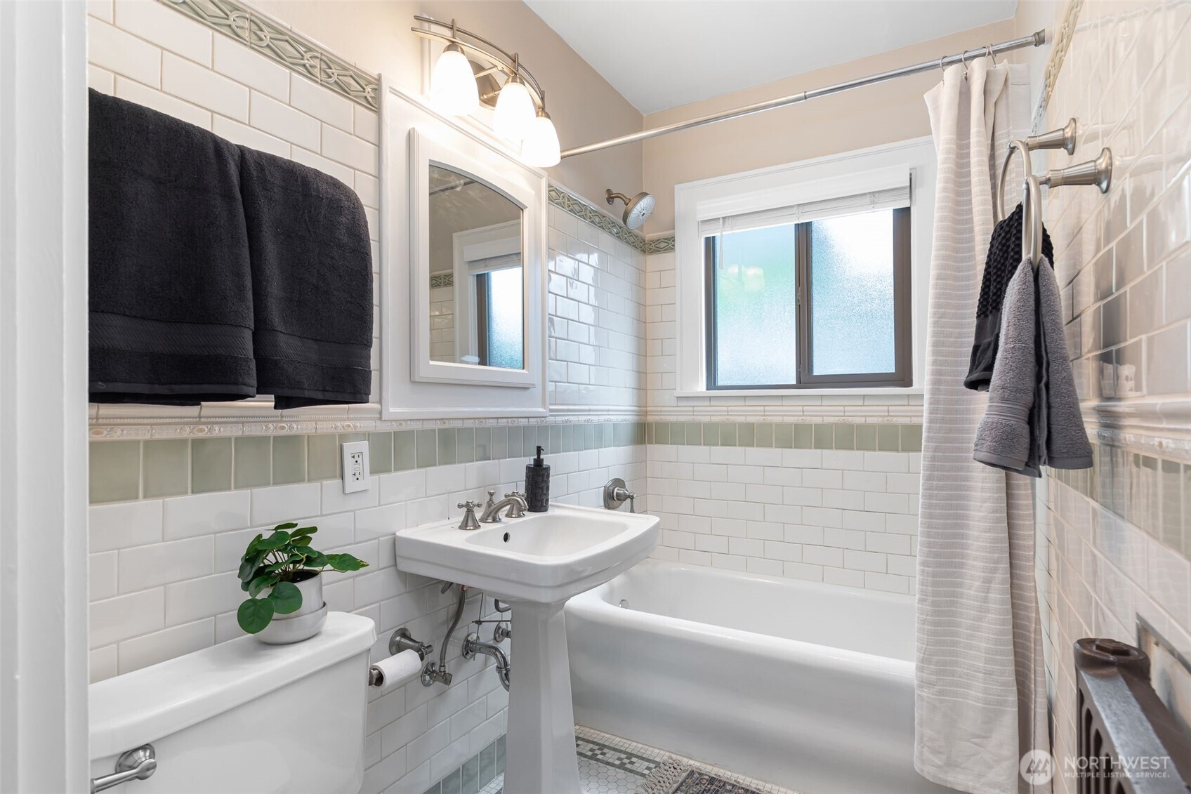 2016 Broadway B Property Photo 24