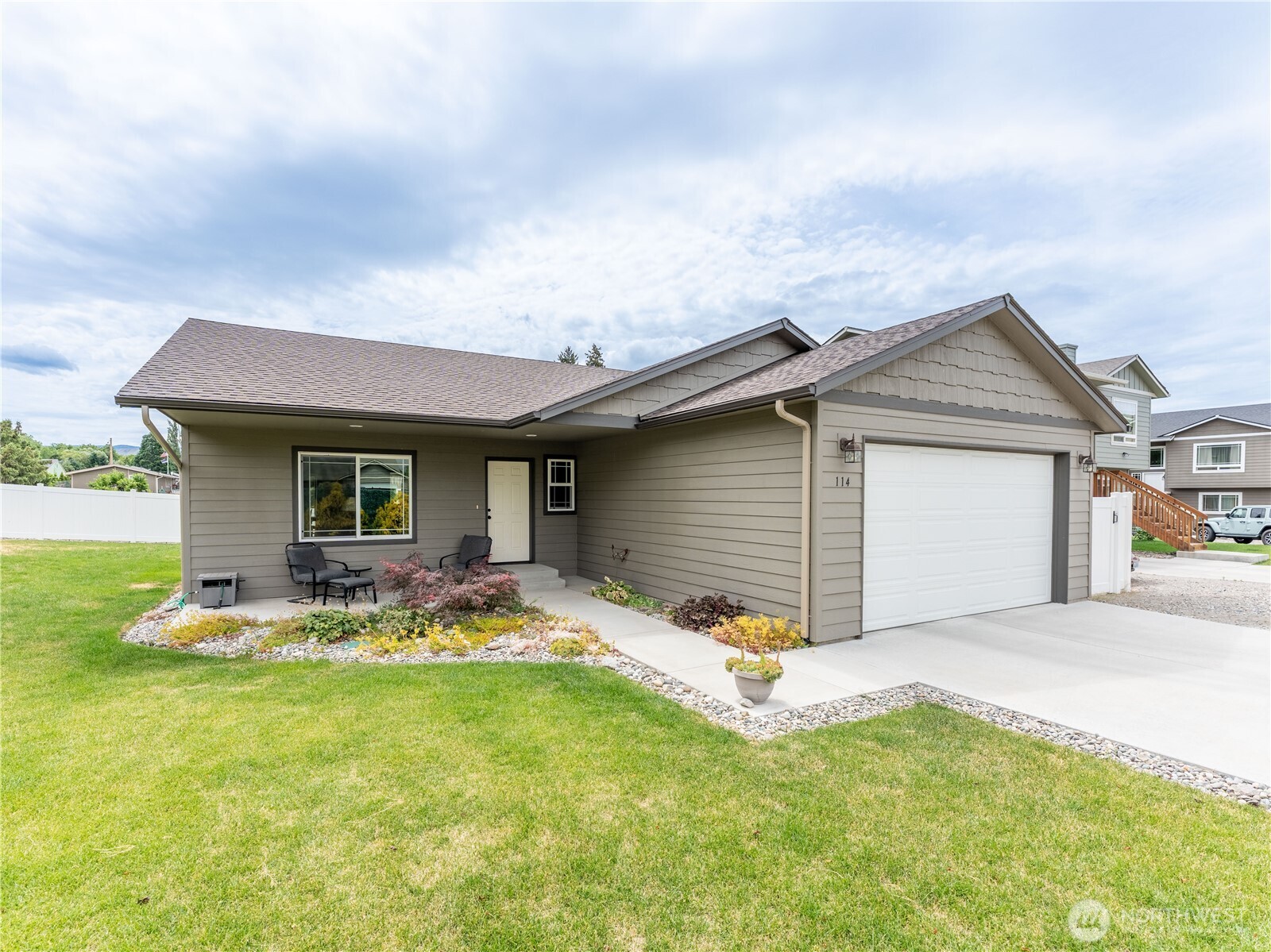 114 Nw Porters Court Property Photo 1
