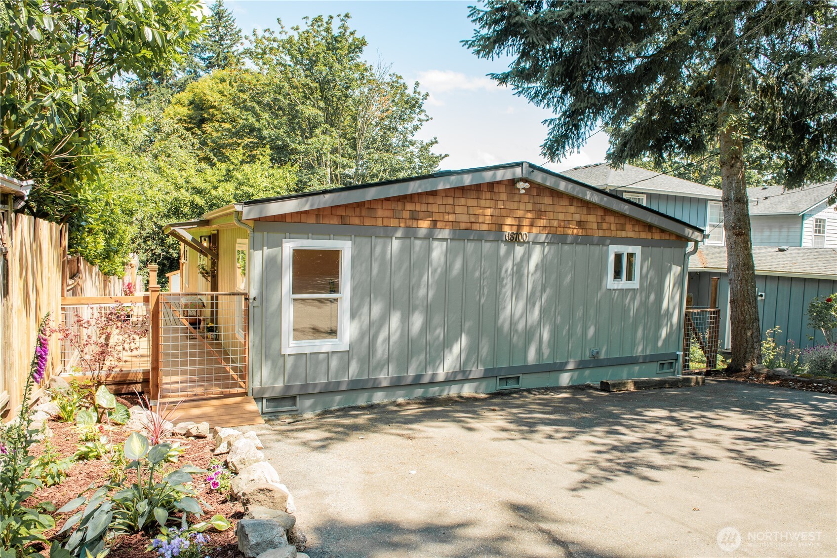 18700 4th Avenue Property Photo 1