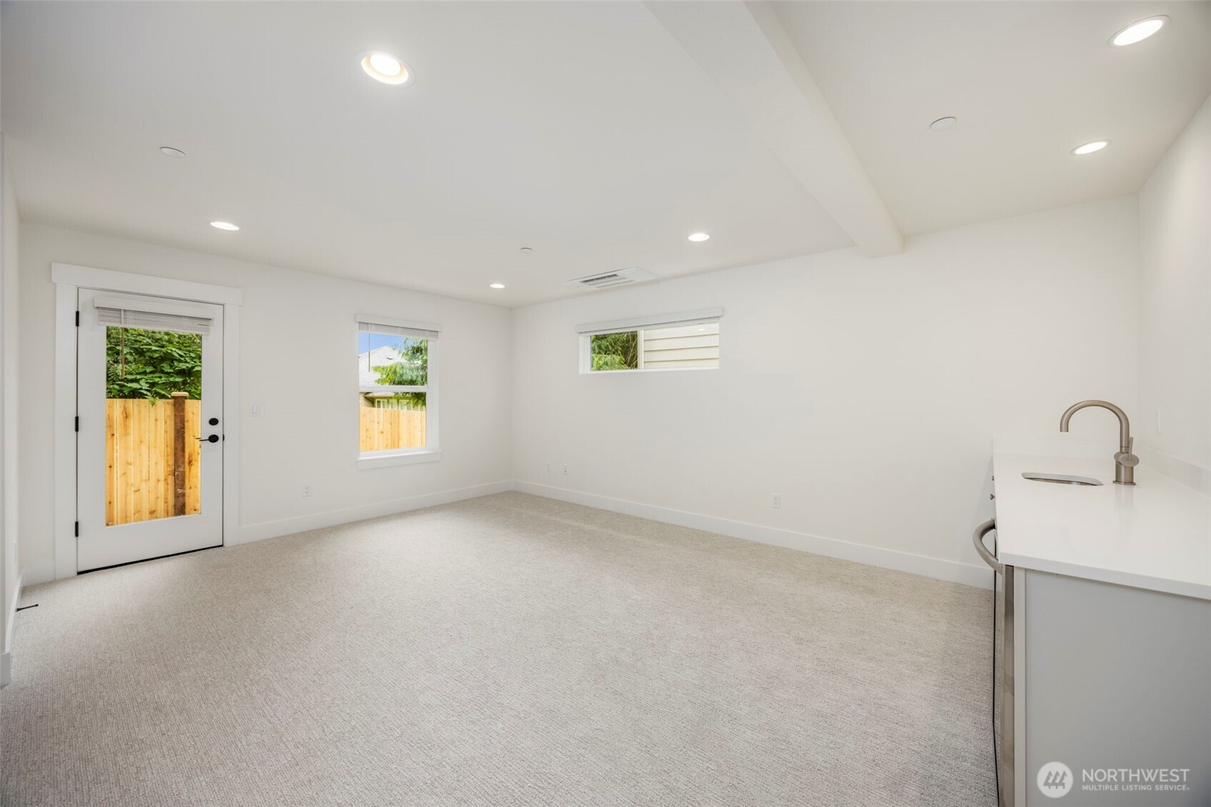 9 160th Place Property Photo 4