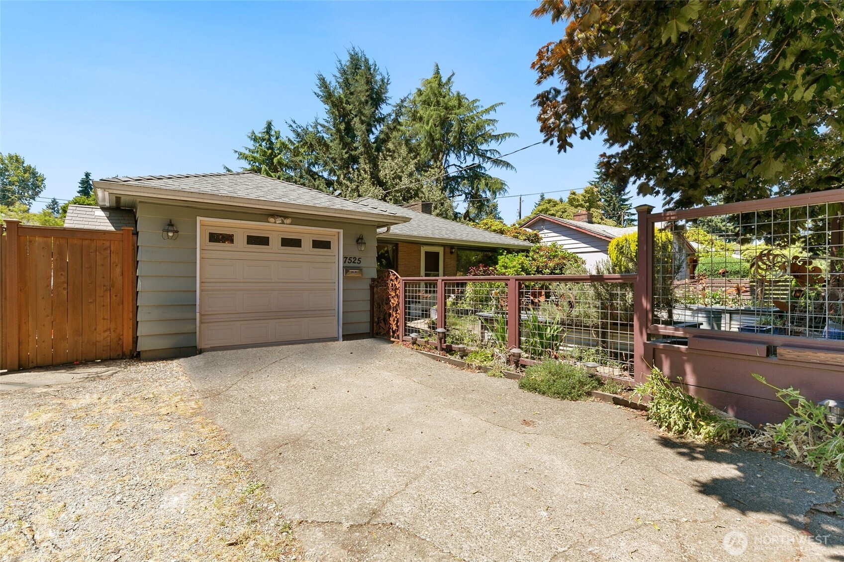 7525 28th Avenue Property Photo 2