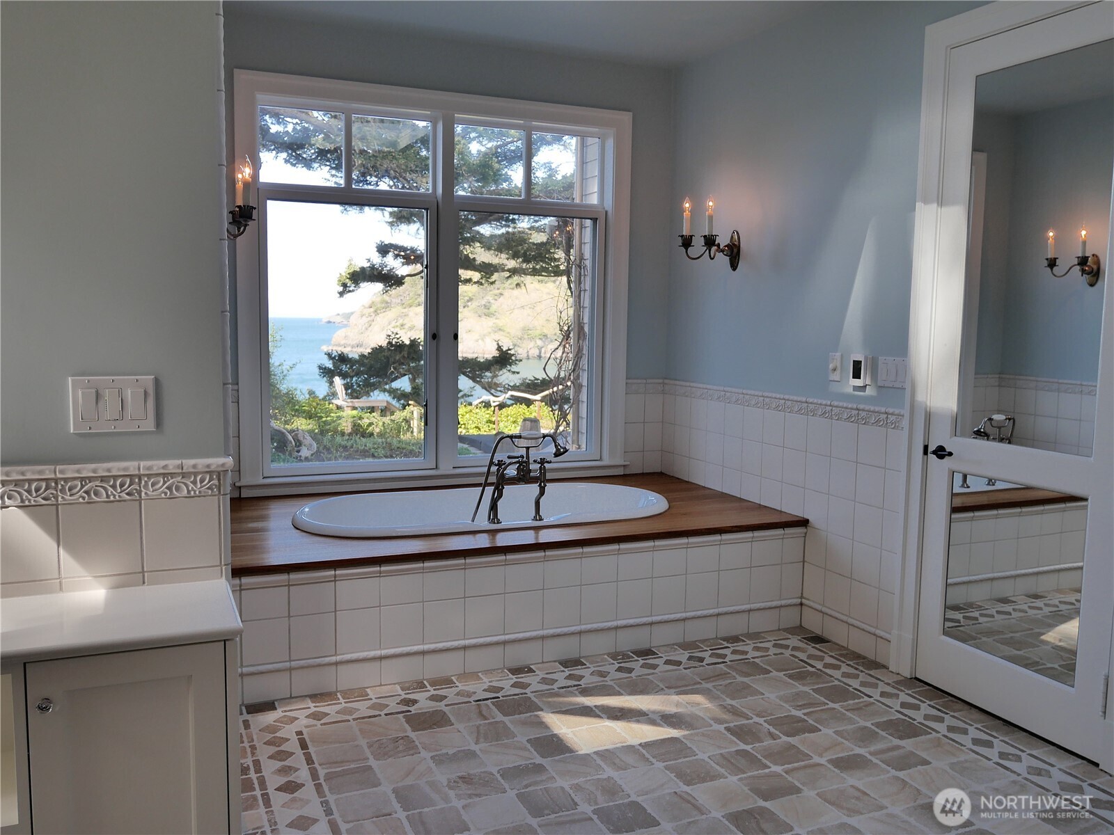 2401227 Property Photo 17