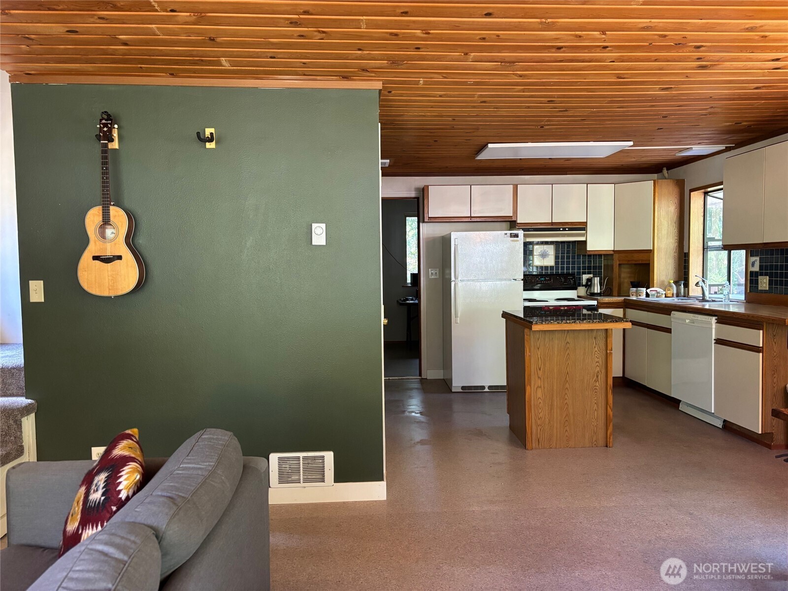 141 N Handicap Place Property Photo 4