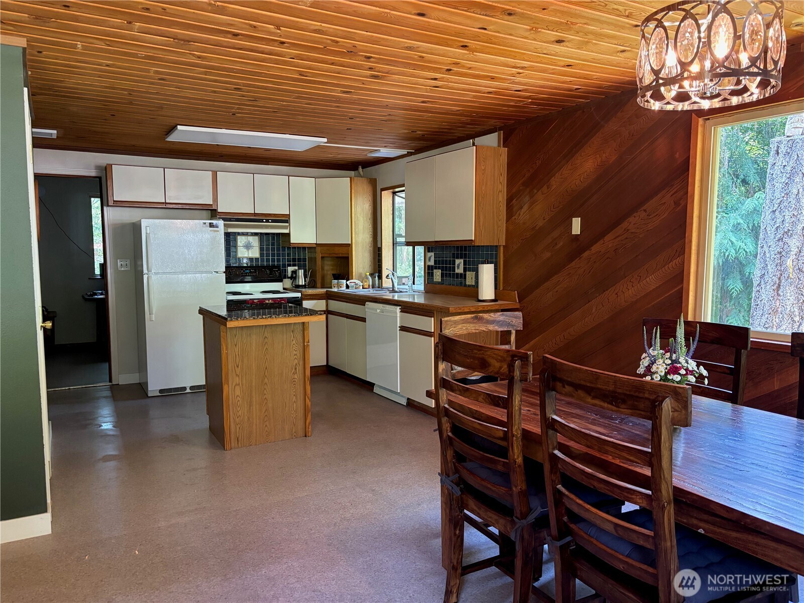 141 N Handicap Place Property Photo 5