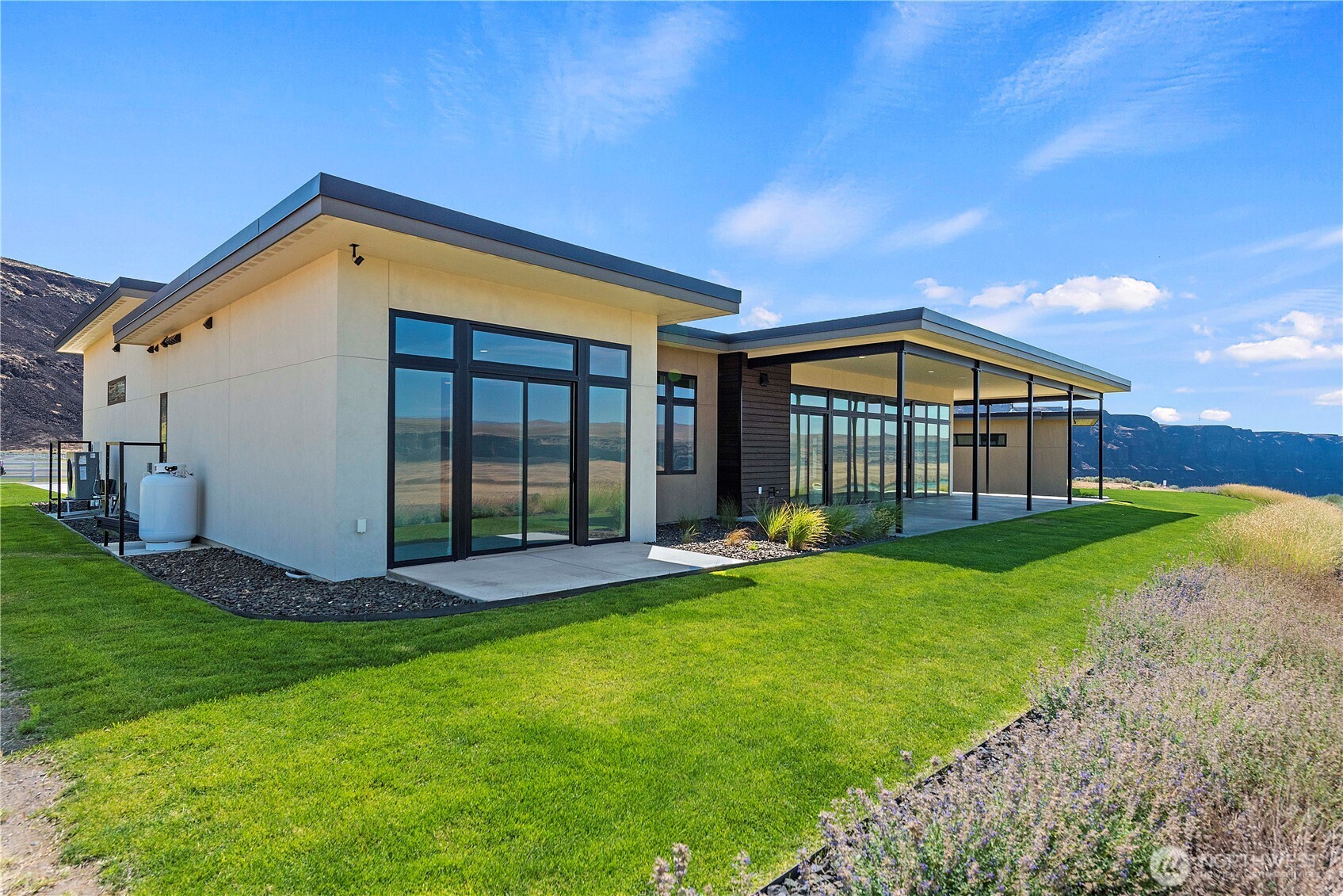 9665 Ridgeview Drive Property Photo 2