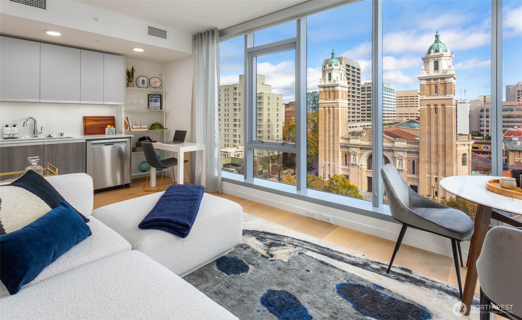 800 Columbia Street 1009 Property Photo 2