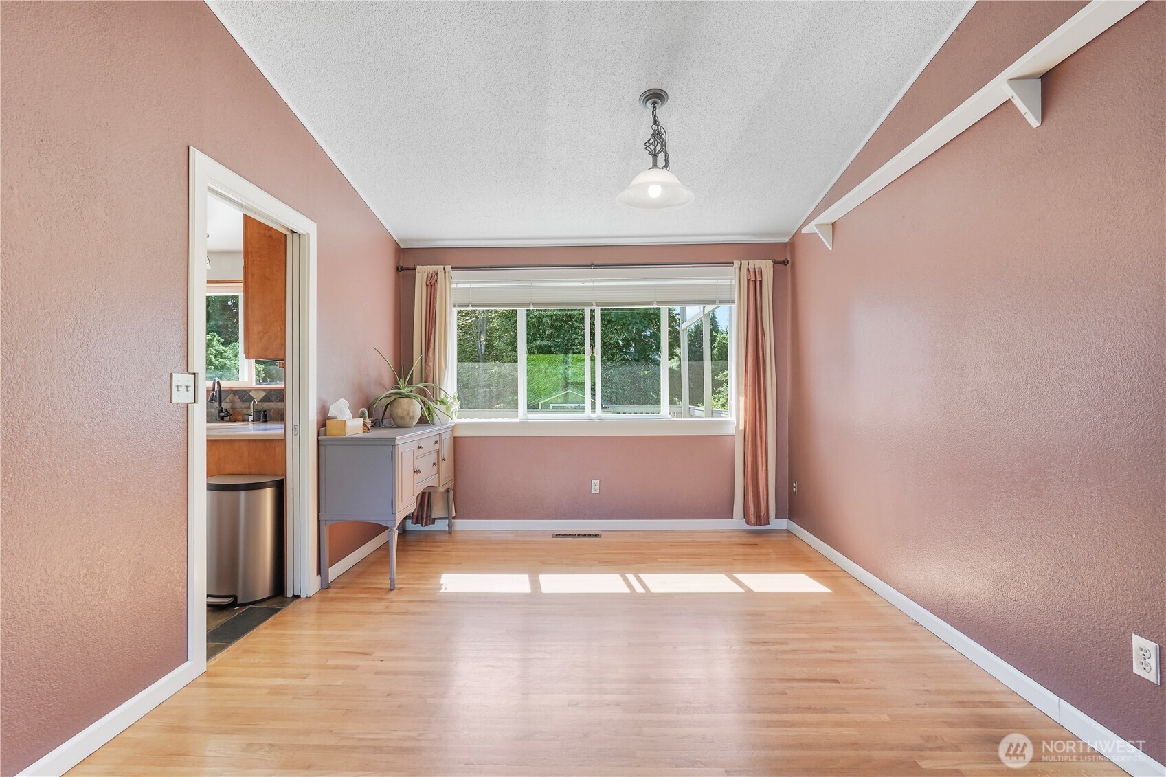 2120 Seaview Street Property Photo 5
