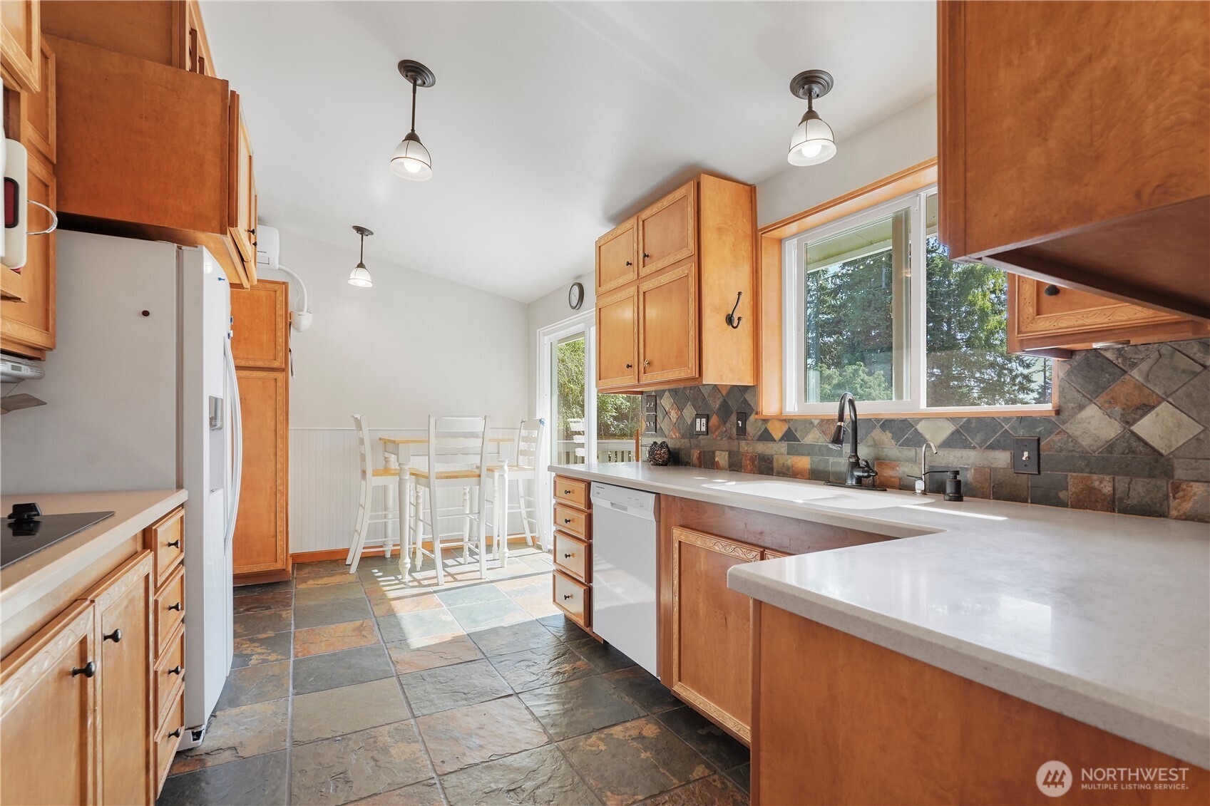 2120 Seaview Street Property Photo 6