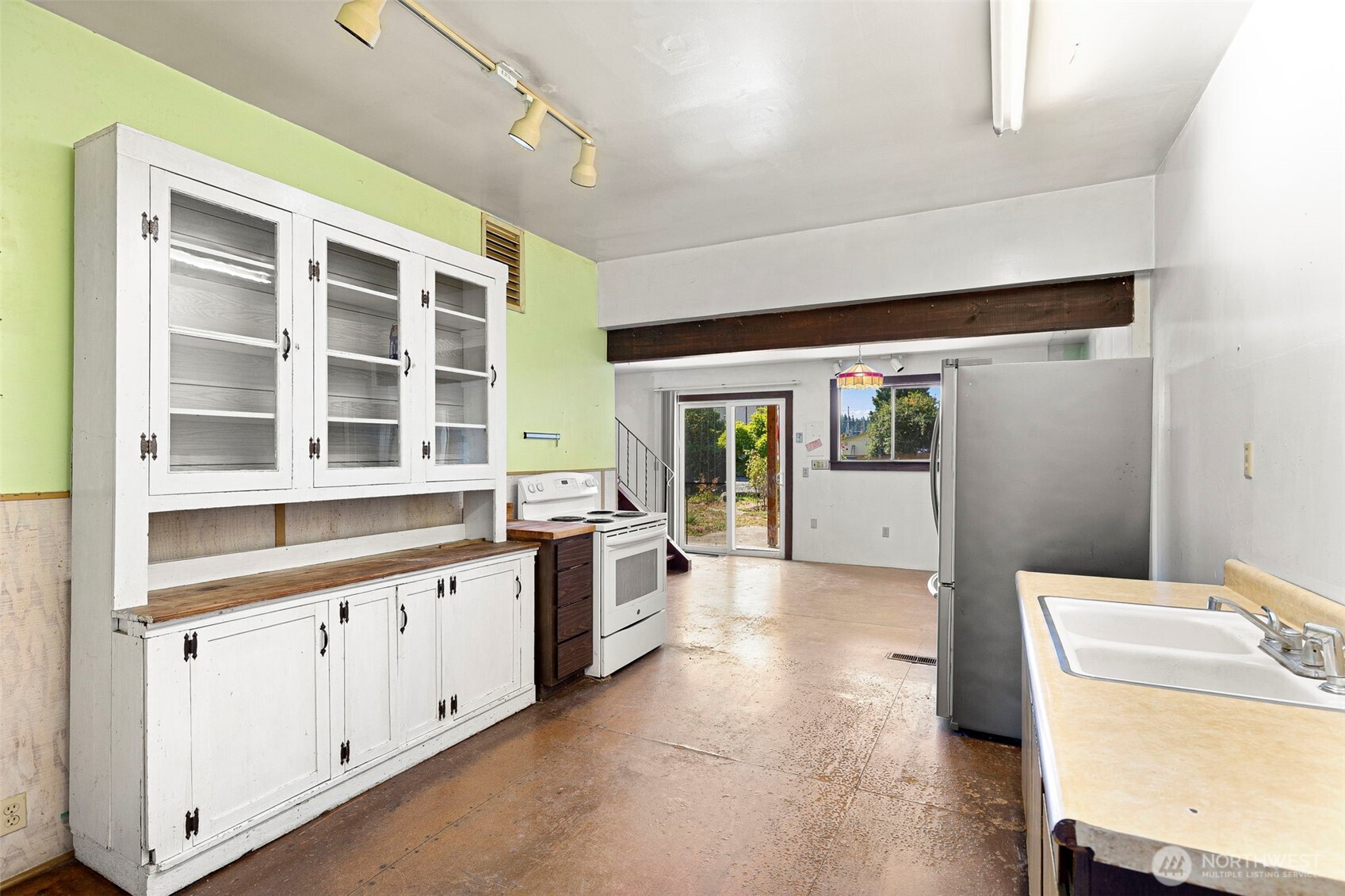 1851 Ne Pacific Avenue Property Photo 7