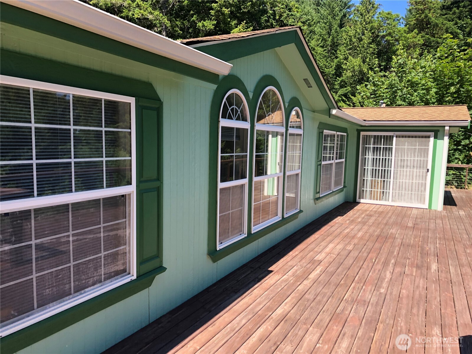305504 Highway 101 Property Photo 1