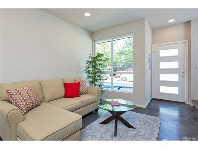 2103 E Alder Street Property Photo 2