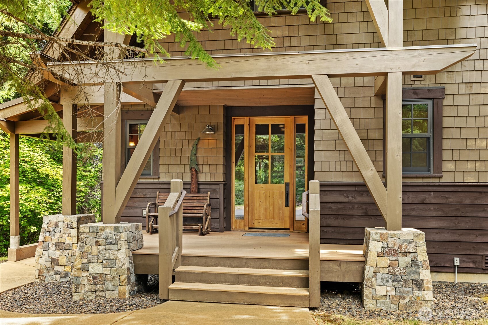 80 Queens Loop Property Photo 2