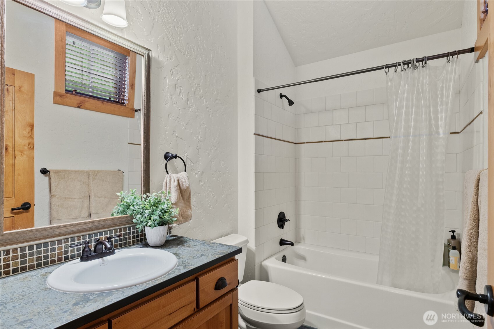 80 Queens Loop Property Photo 32