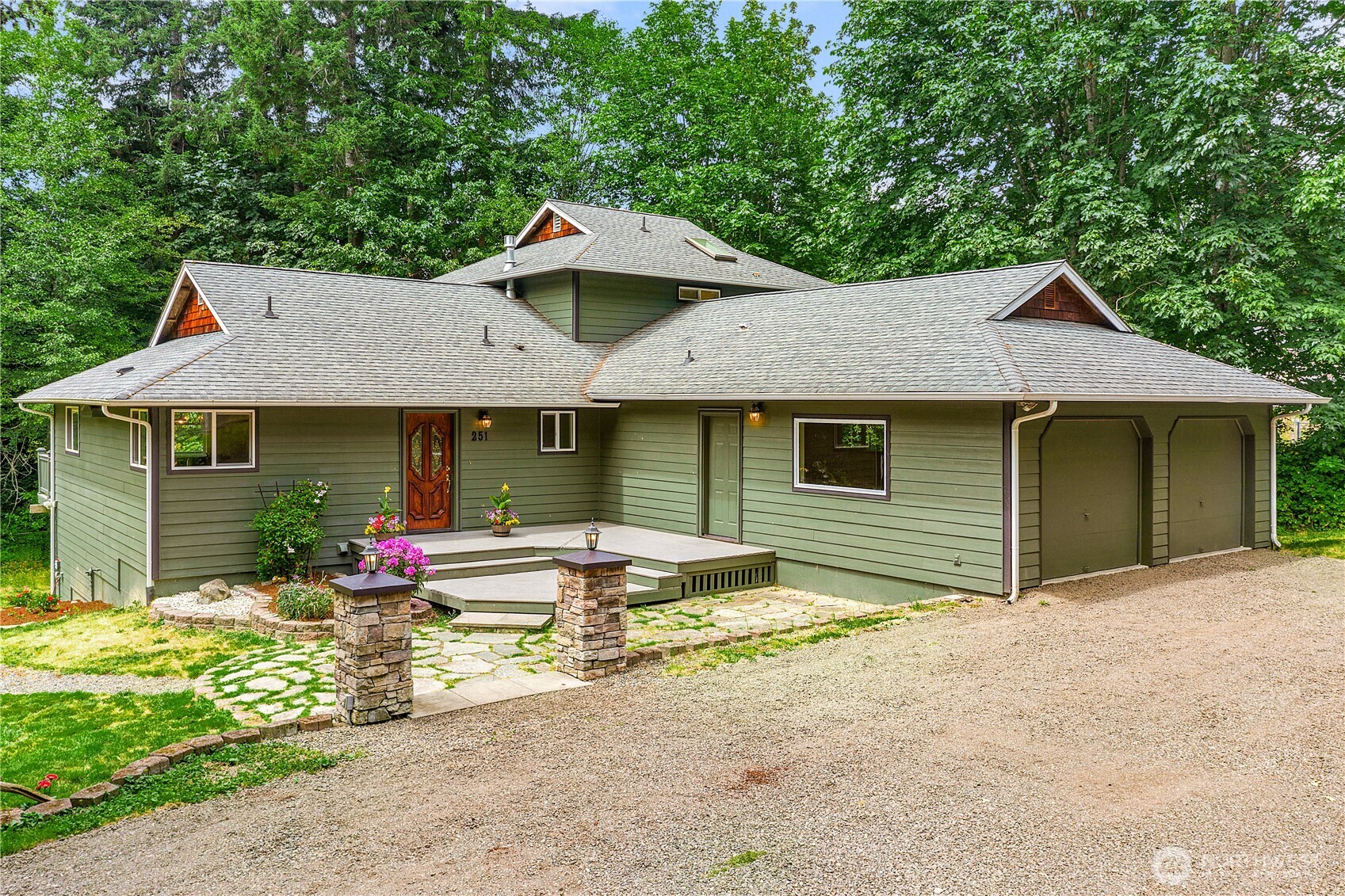 251 Ne Mahonia Drive Property Photo 1