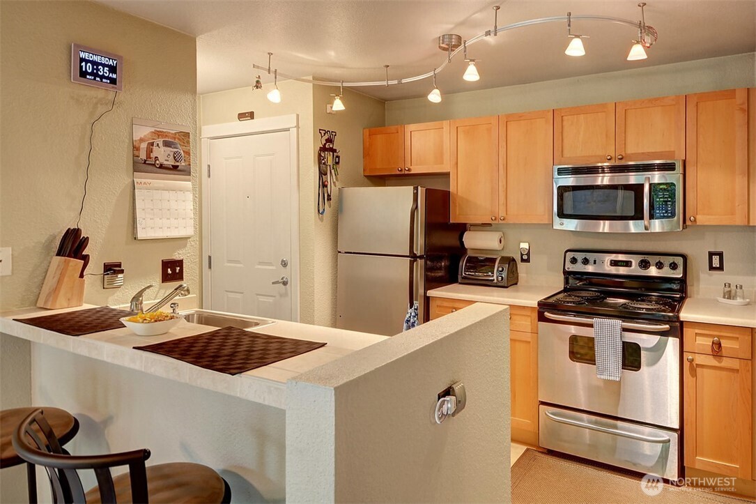 9805 Avondale Road T254 Property Photo 4