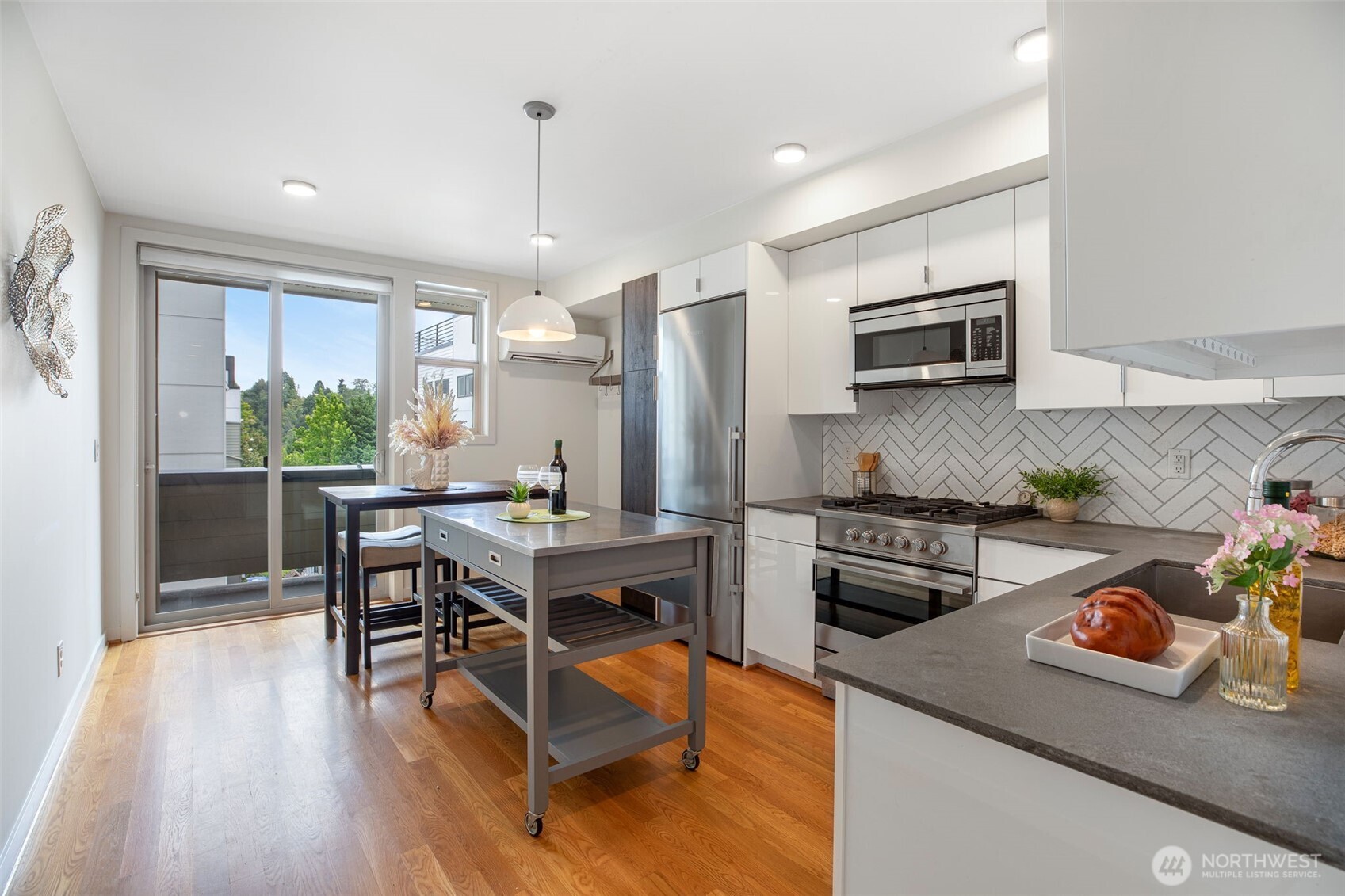 140 26 Avenue Property Photo 2