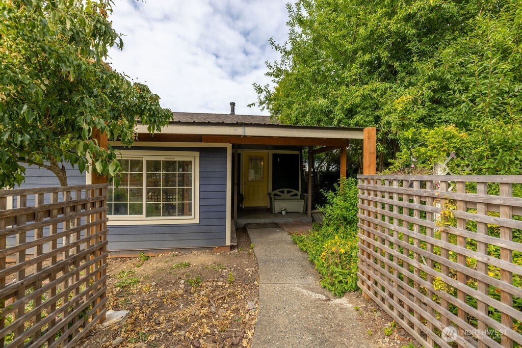 1427 E 3rd Street Property Photo 1