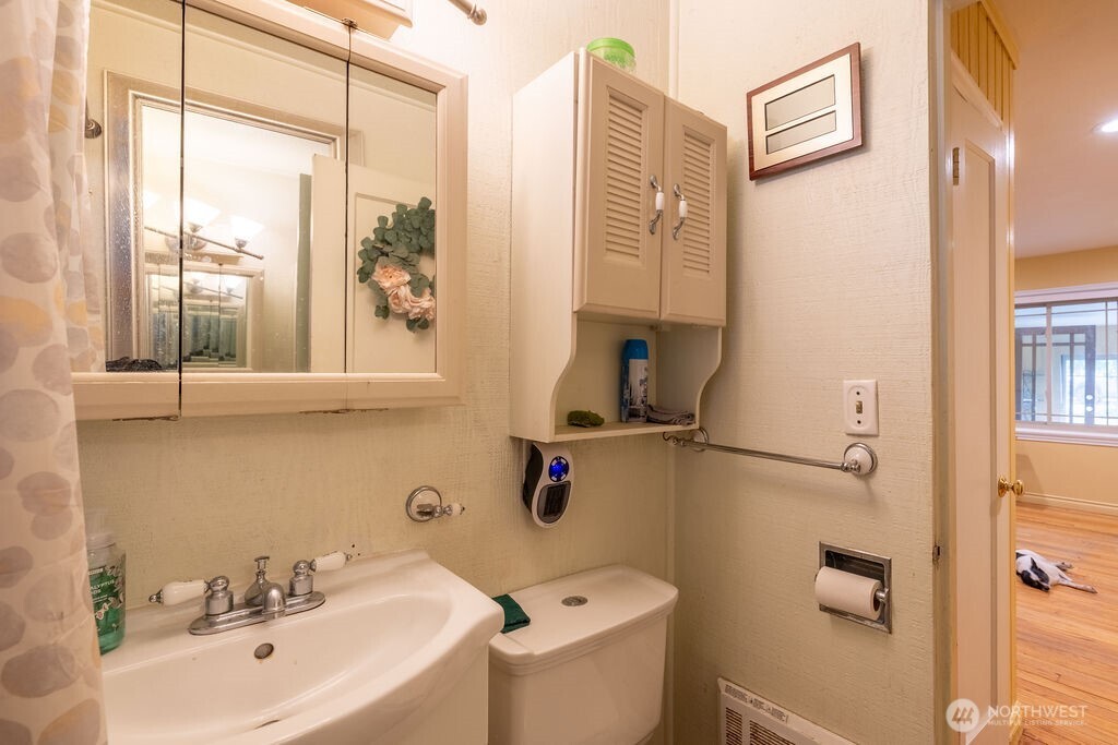 1427 E 3rd Street Property Photo 16