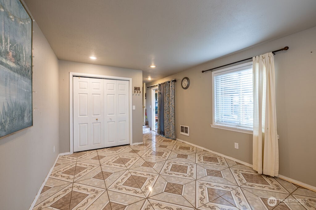 1427 E 3rd Street Property Photo 23