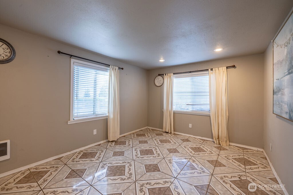 1427 E 3rd Street Property Photo 24