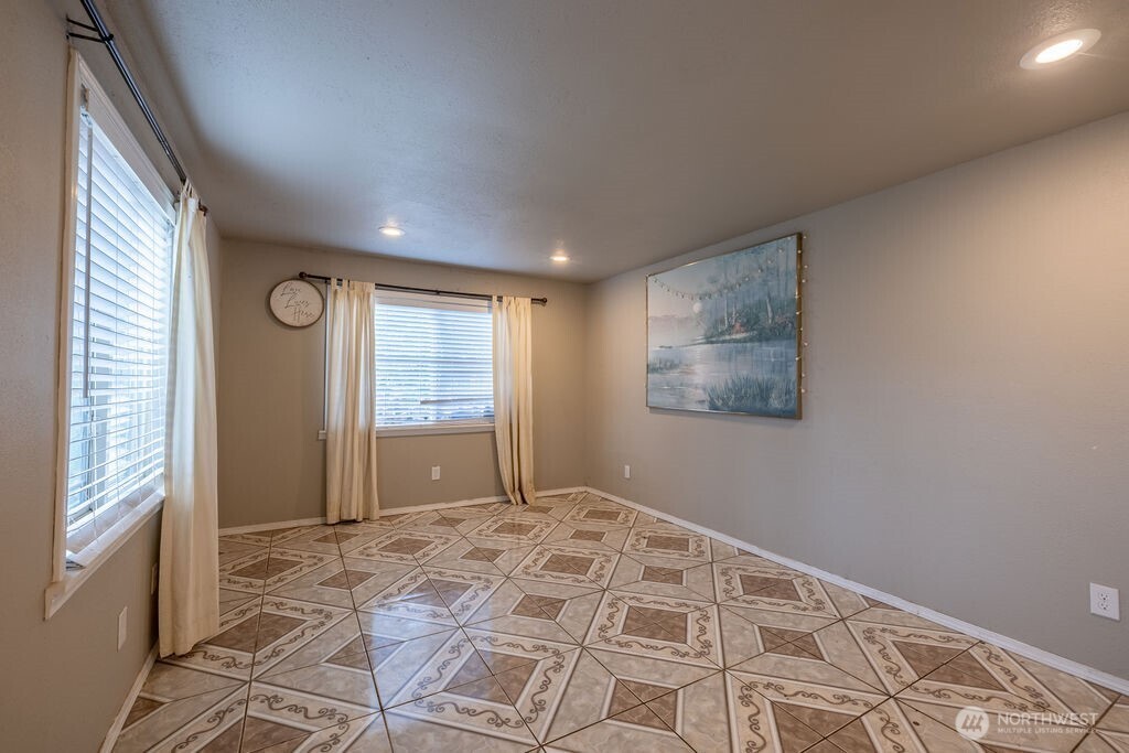 1427 E 3rd Street Property Photo 25