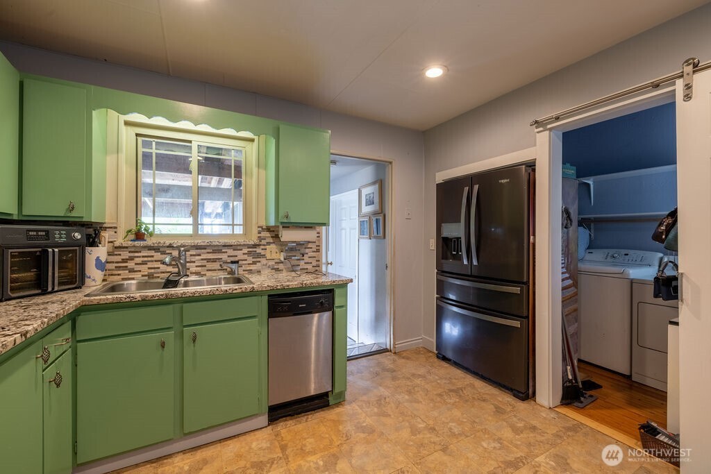 1427 E 3rd Street Property Photo 28