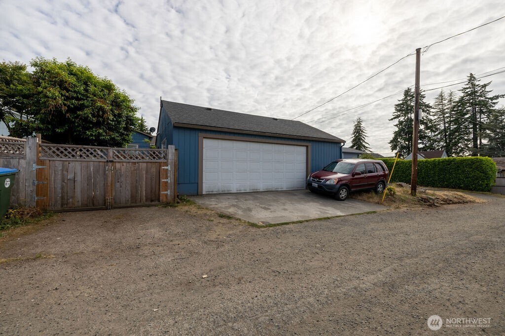 1427 E 3rd Street Property Photo 35