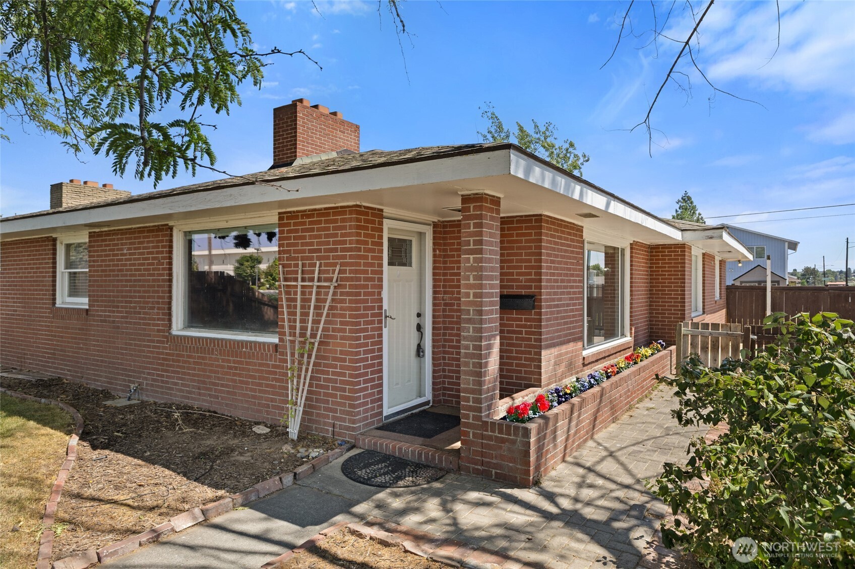 1145 W Ivy Avenue Property Photo 1