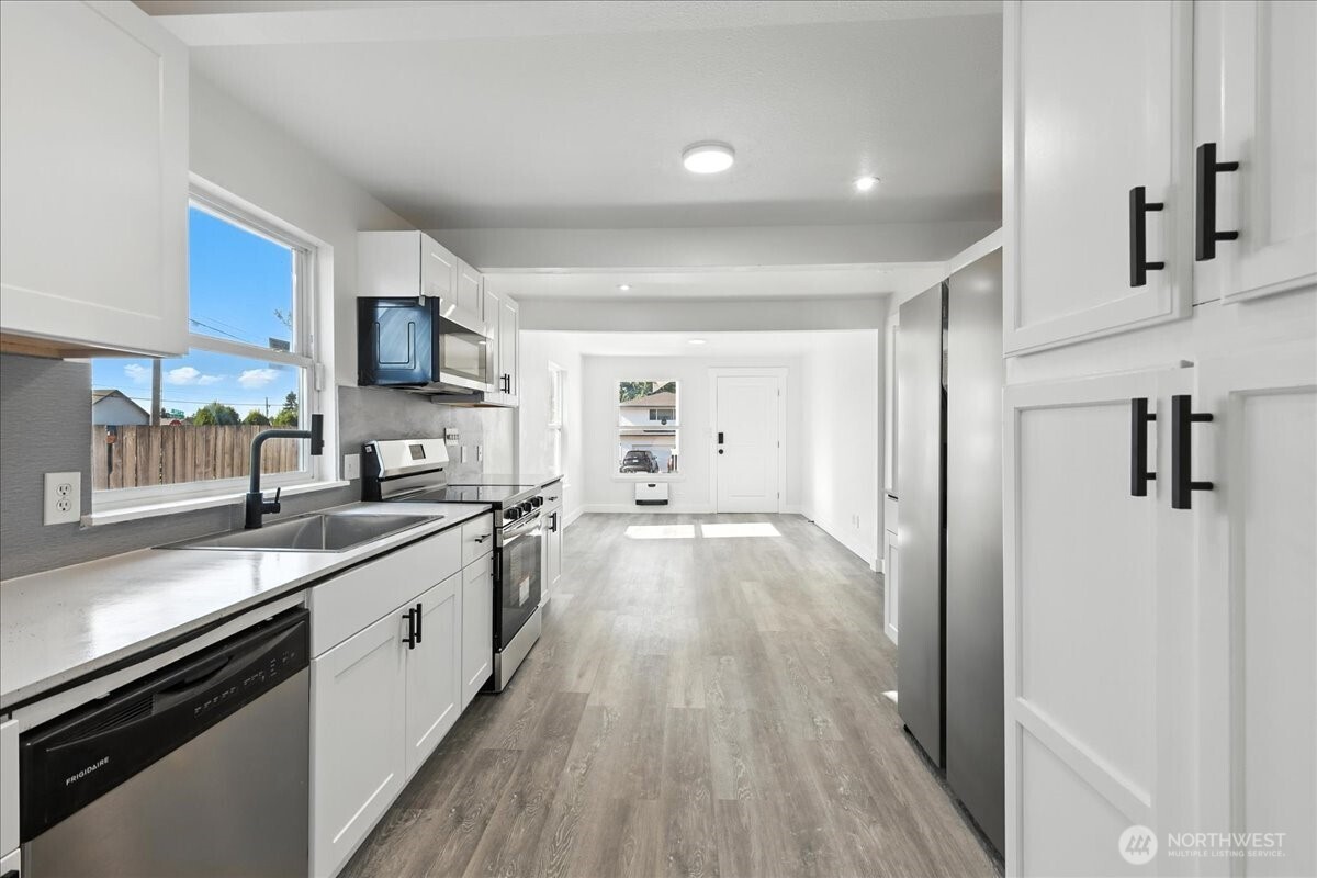 808 E 59th Street Property Photo 9