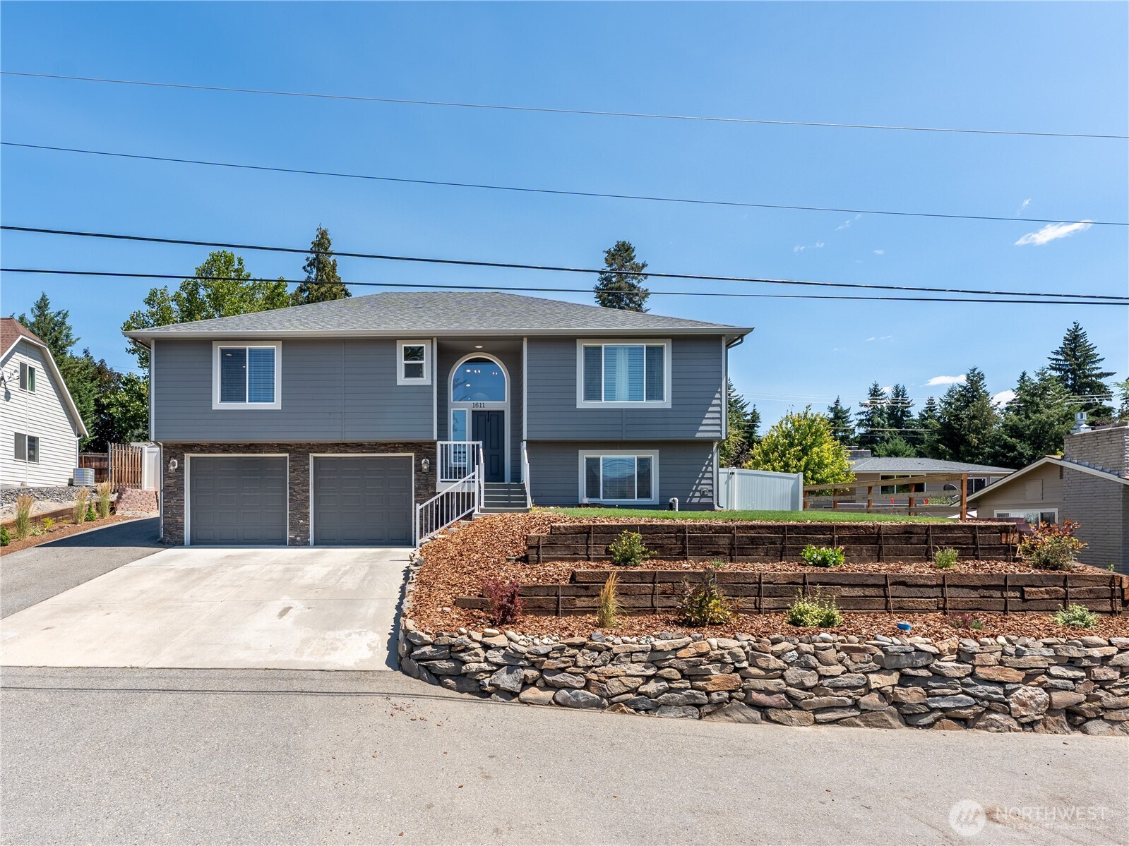 1611 N Astor Court Property Photo 1
