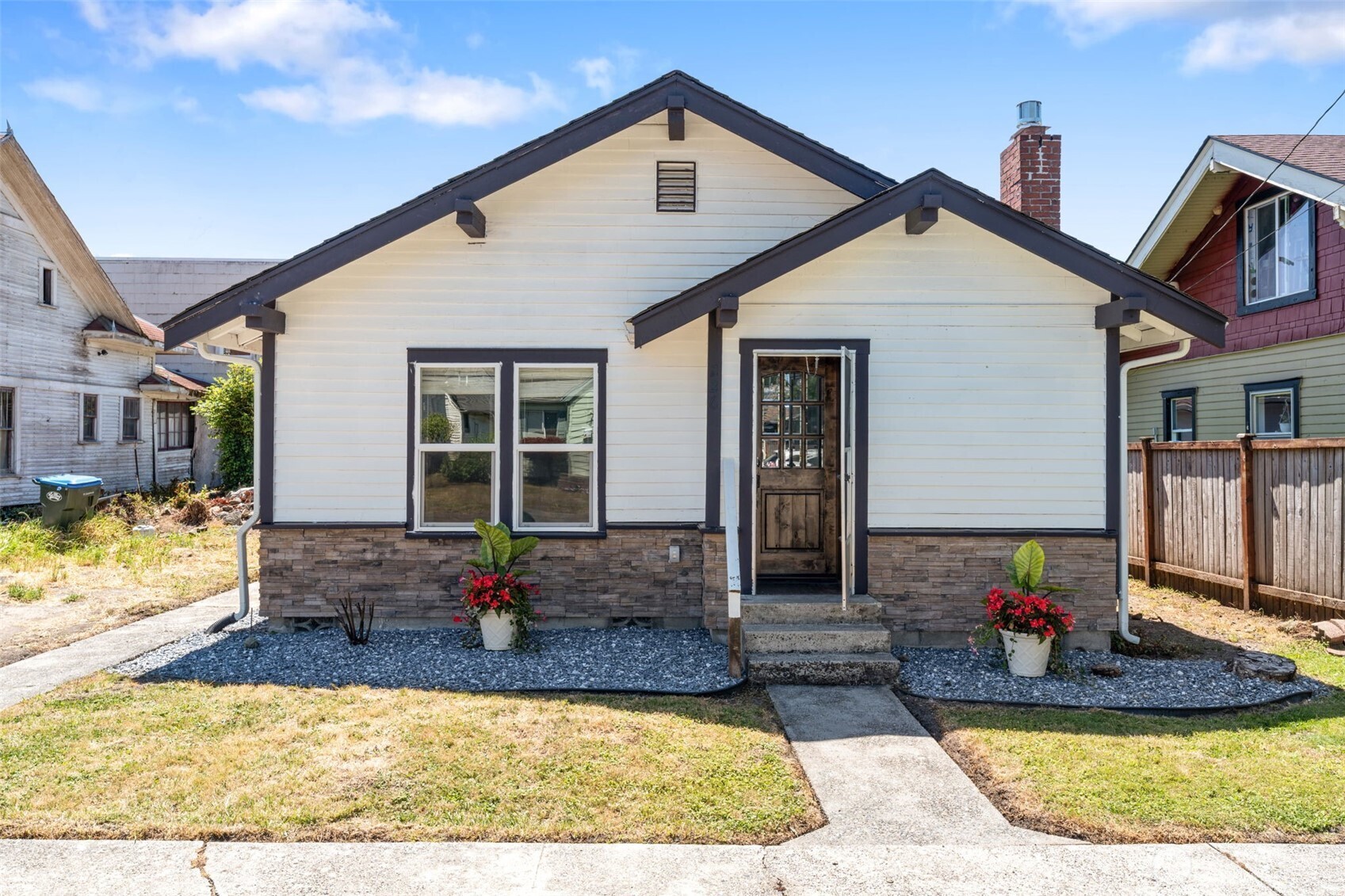 226 SW Lewis St Property Photo 1