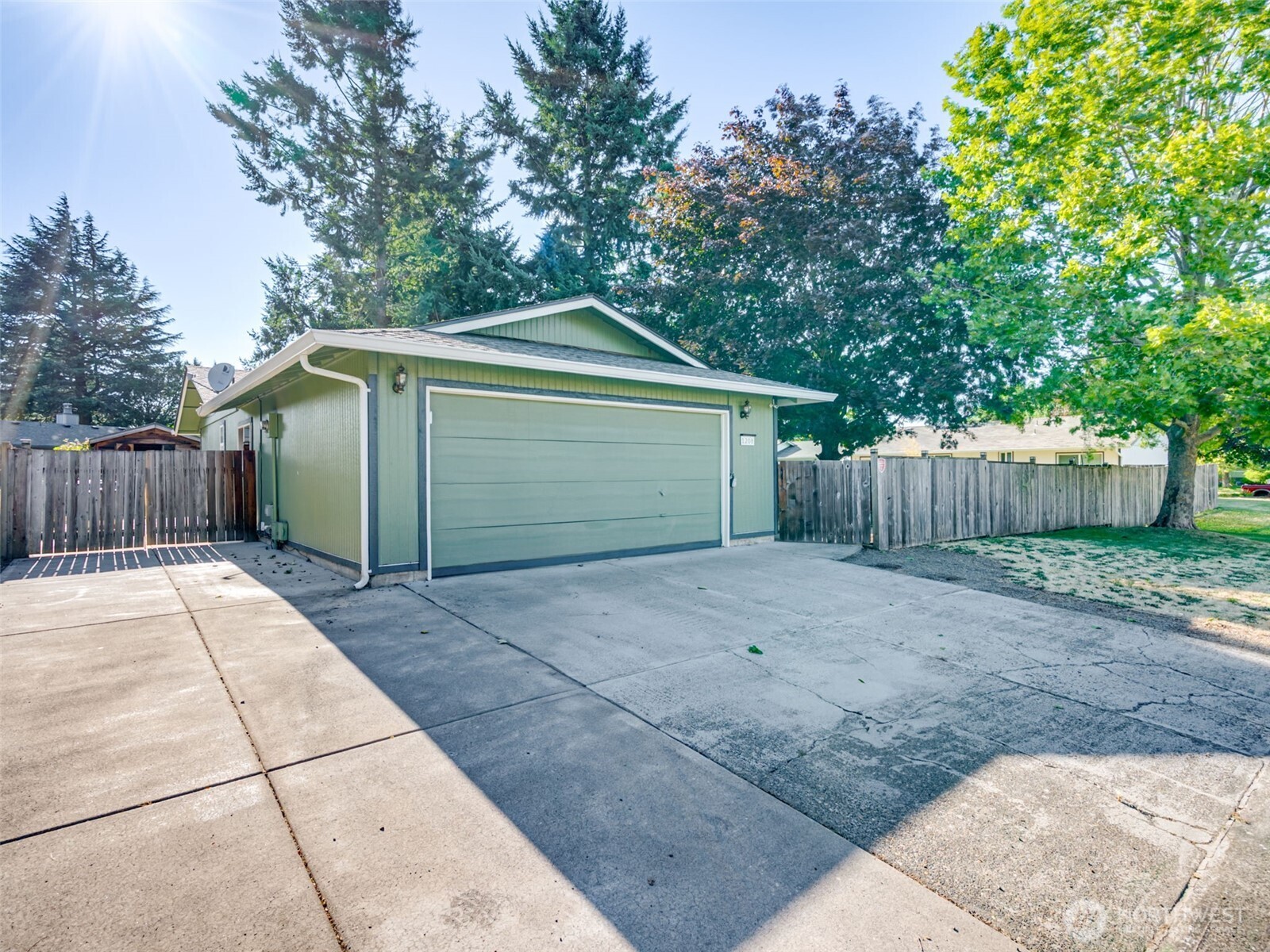 1208 Se Briarwood Drive Property Photo 2