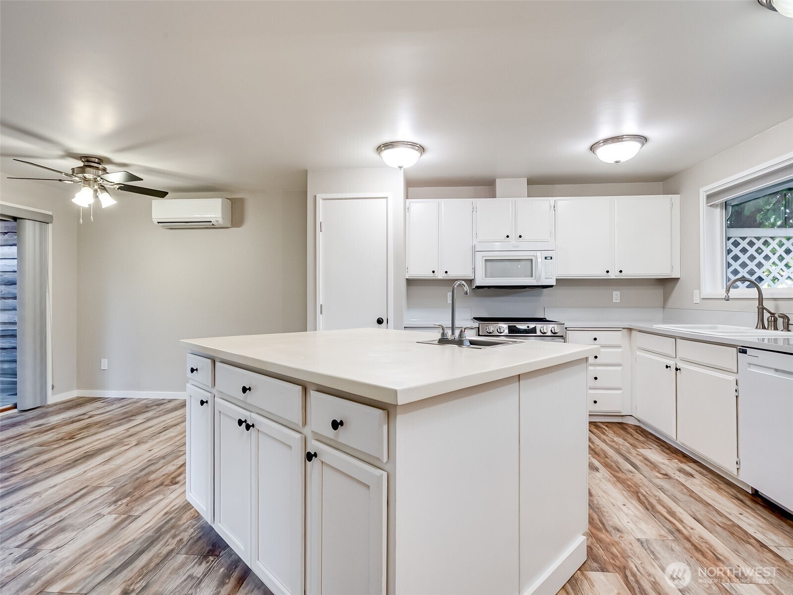 1208 Se Briarwood Drive Property Photo 7