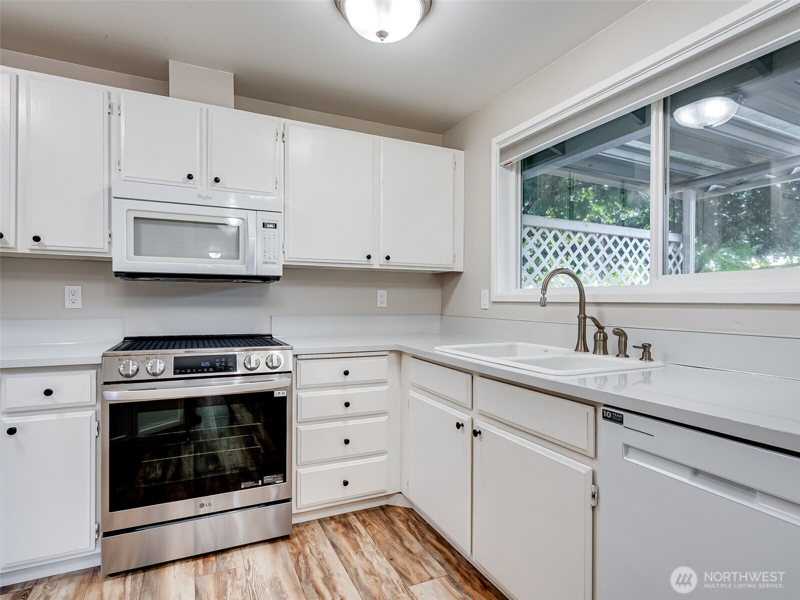 1208 Se Briarwood Drive Property Photo 8