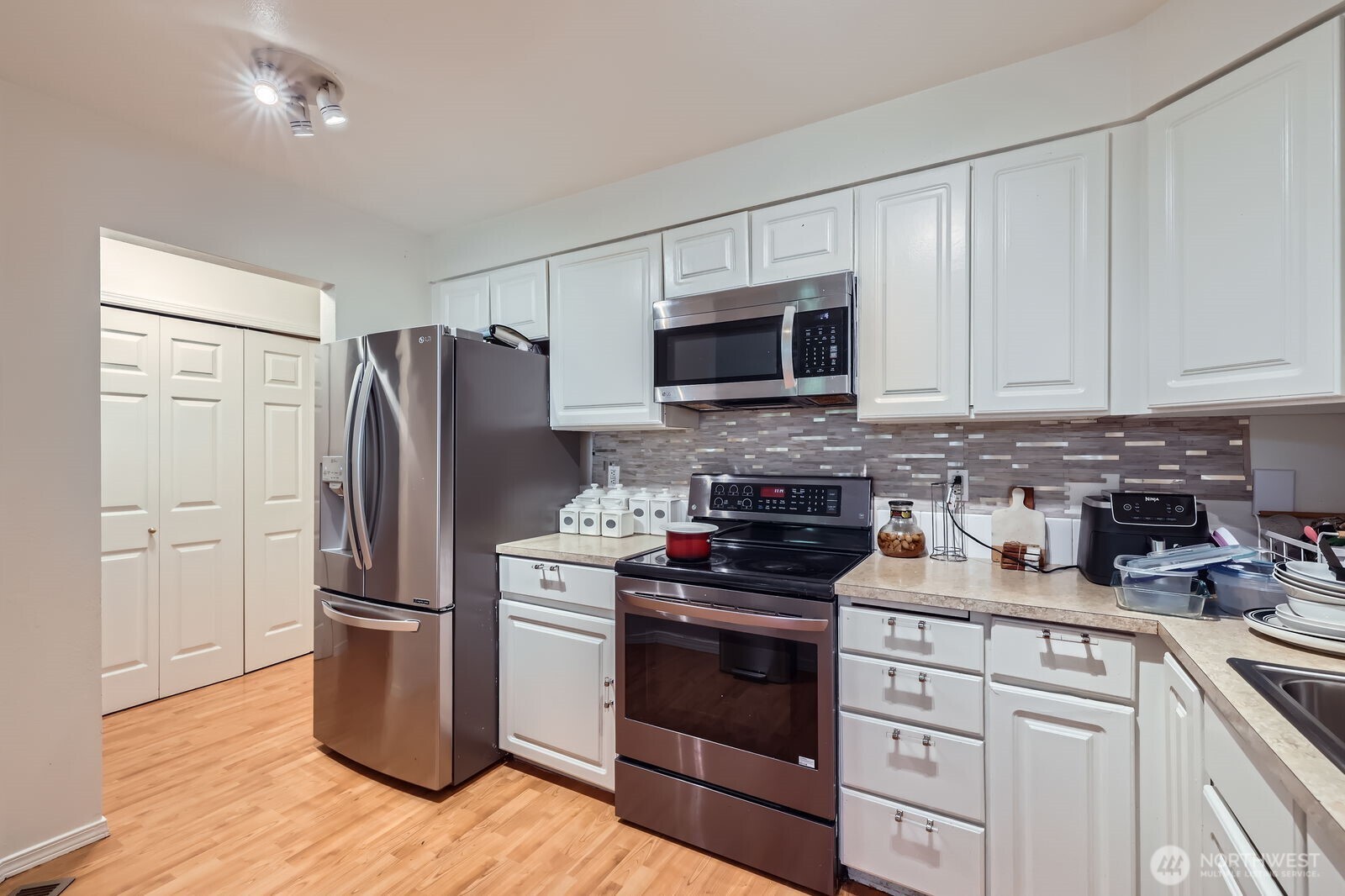 1131 115th Street J3 Property Photo 4
