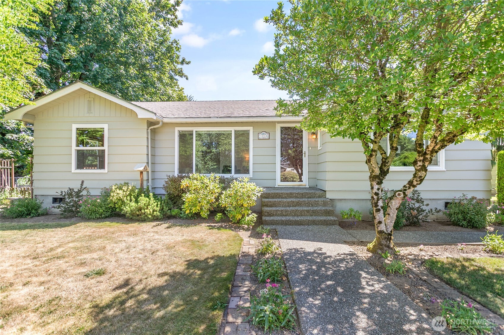 1040 Victoria Street Property Photo 1