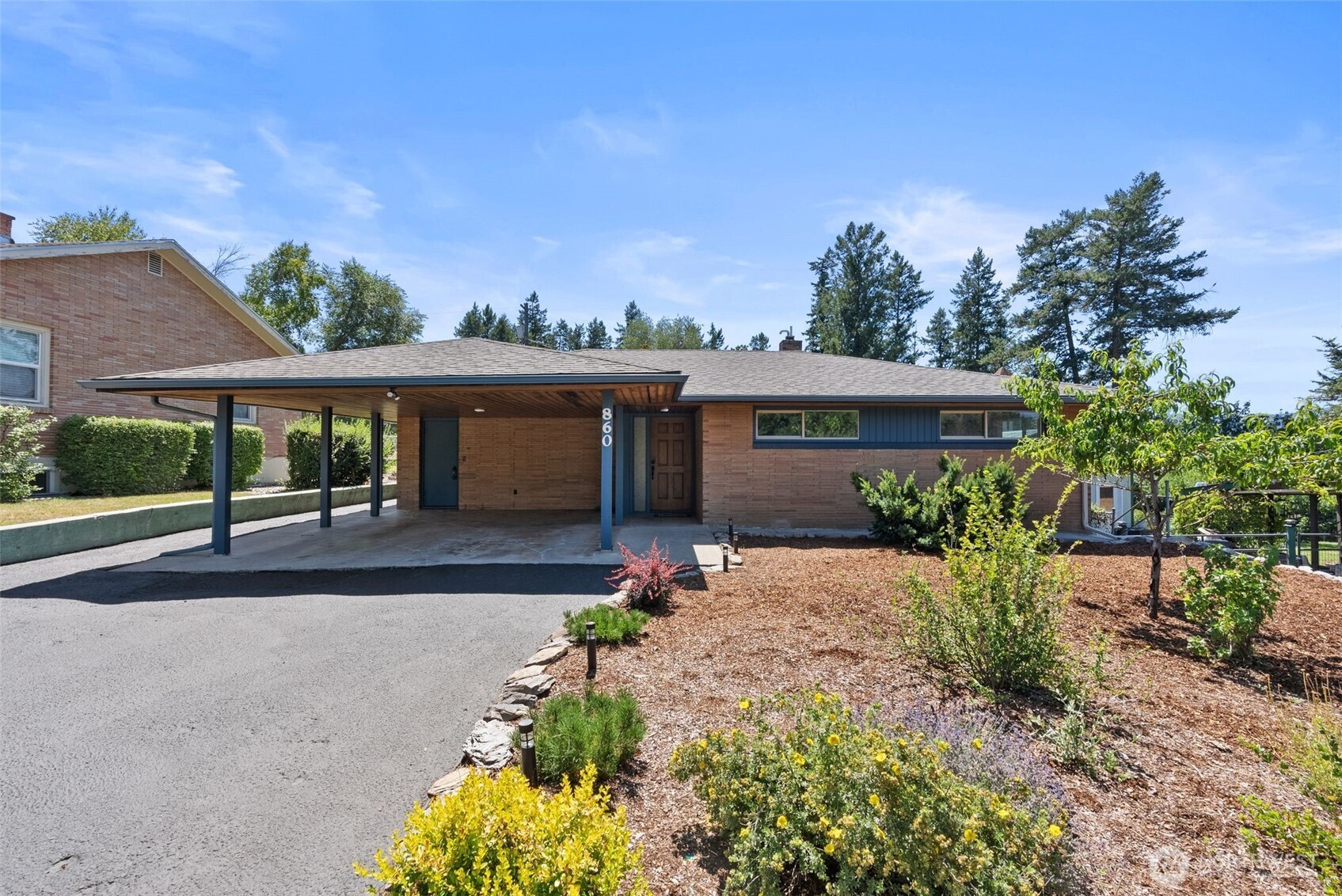 860 E 2nd Avenue Property Photo 1