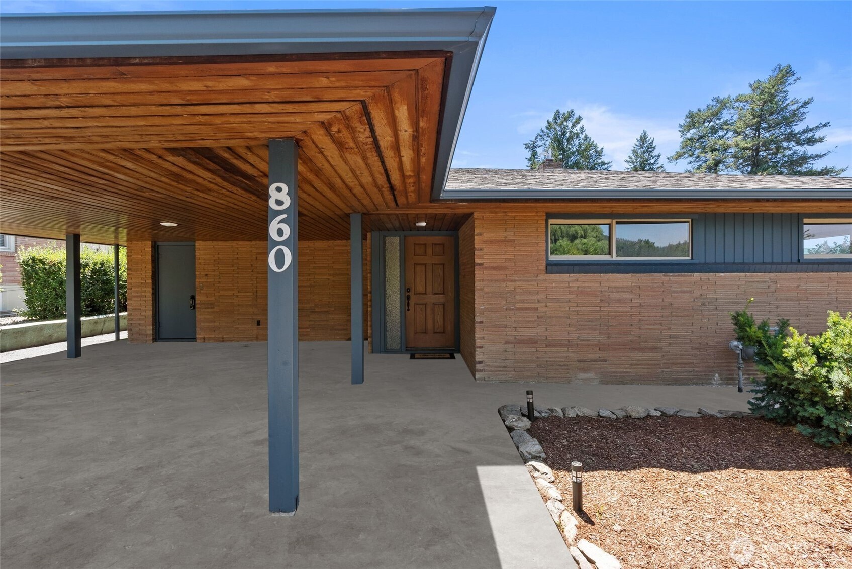 860 E 2nd Avenue Property Photo 2